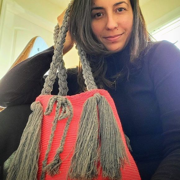 Wayuu handmade bag with large tassel solid colors azalea and grey - Picture 6 of 6